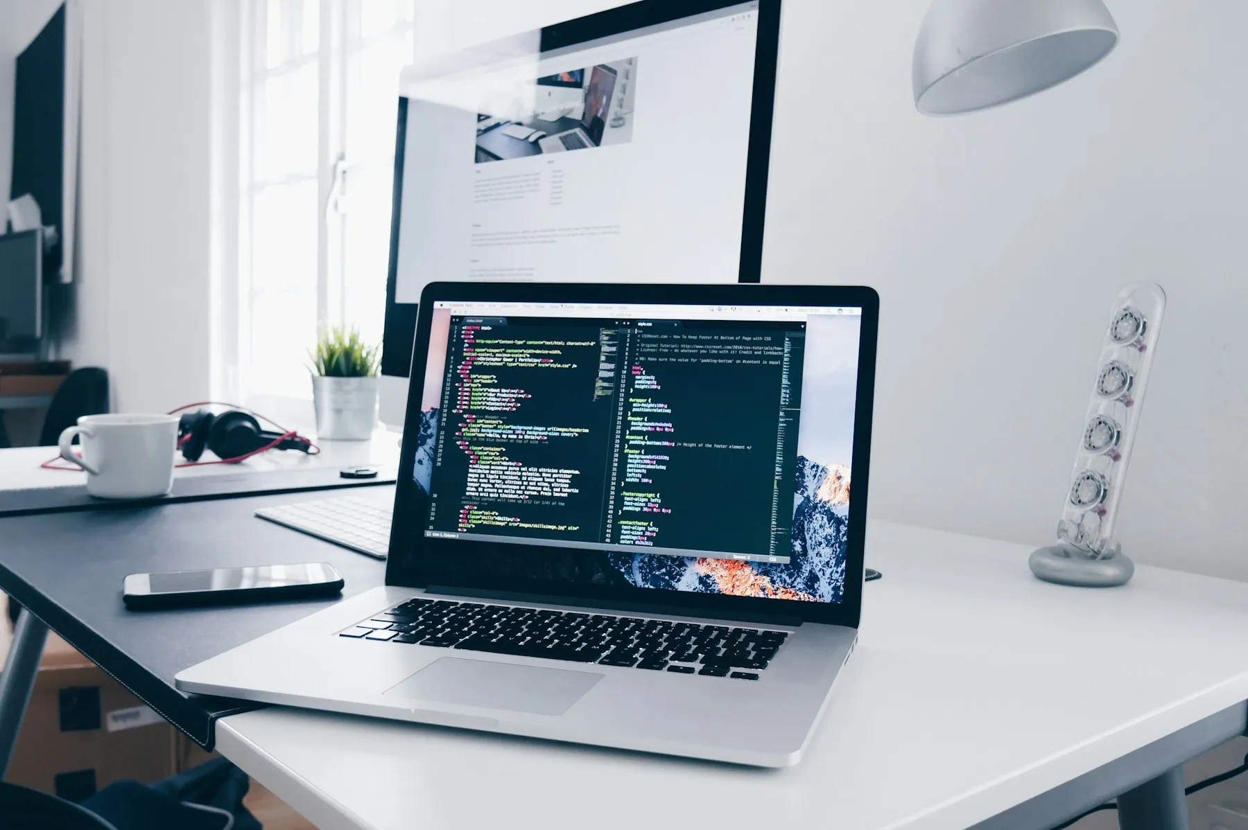 Notebook sobre un escritorio con código en la pantalla